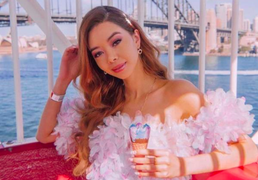 Cô gái xinh đẹp kiếm 18 tỷ đồng/năm nhờ đi du lịch